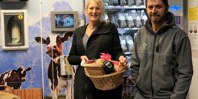 Hansueli Peter überreicht Barbara Abbühl einen Geschenkkorb vom Hof zur Feier des von ihr gezapften 100'000sten Liter «Steffisburger Milch». (Bild Hof Schlafhus)