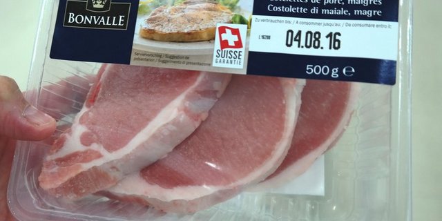 Es geht auch ganz ohne Verpackung: Laut Migros kann man mit dem Tupperware an die Fleischtheke. (Bild BauZ) 