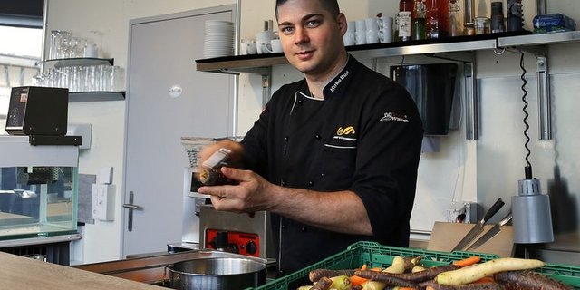 Küchenchef Mirko Buri schält in seinem Restaurant unförmige, zu grosse und zu kleine Karotten. Er bewahrt sie so davor, als Food Waste zu enden. (Bild lid / ji)