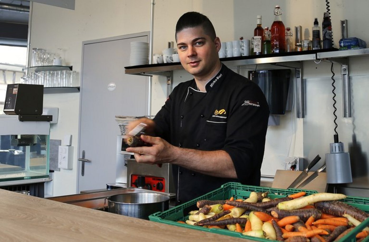 Küchenchef Mirko Buri schält in seinem Restaurant unförmige, zu grosse und zu kleine Karotten. Er bewahrt sie so davor, als Food Waste zu enden. (Bild lid / ji)