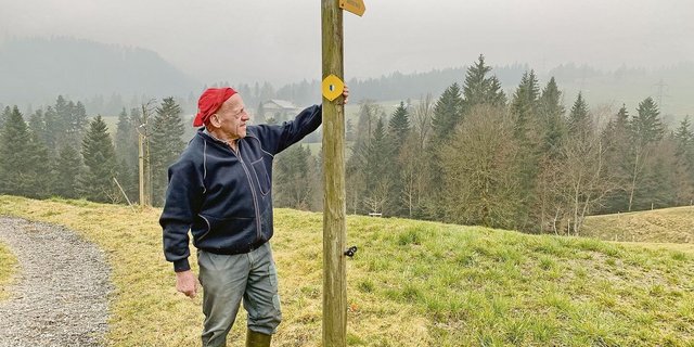 Willi Trüb von der Haselegg, Entlebuch, zeigt auf die Richtungsschilder für den Wanderweg Richtung Schwarzenberg. Nicht wenige Wandernde würden die aber nicht beachten und auf dem Schotterweg links weiterlaufen.  