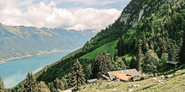 Auf den Alpen fehlt es an Wasser, während das Schmelzwasser die Seen füllt. Der ausbleibende Regen bringt die Alpwirtschaft unter Druck und zwingt zum Handeln. 