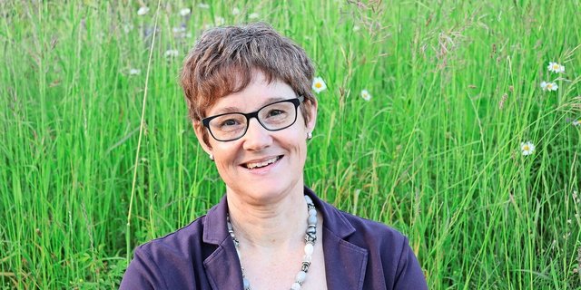 Gabi Werner ist Bäuerin auf einem Milchwirtschaftsbetrieb mitten im Dorf Merishausen, nördlich von Schaffhausen.