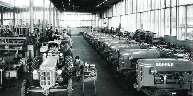 Die Traktorenproduktion in Hinwil zu ihrer Blütezeit. Die fertigen Traktoren warten auf die Auslieferung. (Bild Bührer-Fabrik)