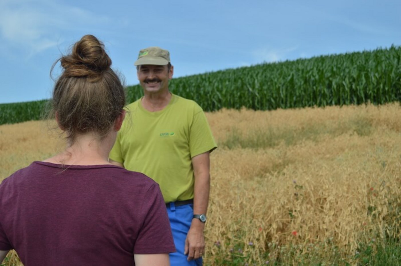 Gespräche am Feldrand bieten eine gute Gelegenheit, den Konsumenten die Arbeit der Landwirtschaft näherzubringen.   (Bild asa)