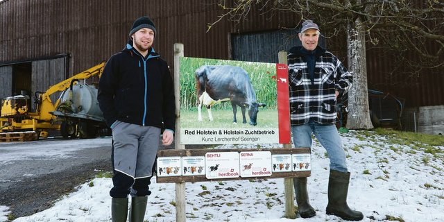 Roman (links) und Hans Kunz gehören zu den Züchtern, die für Kühe mit hoher Lebensleistung ausgezeichnet werden. (Bild Ruth Aerni)