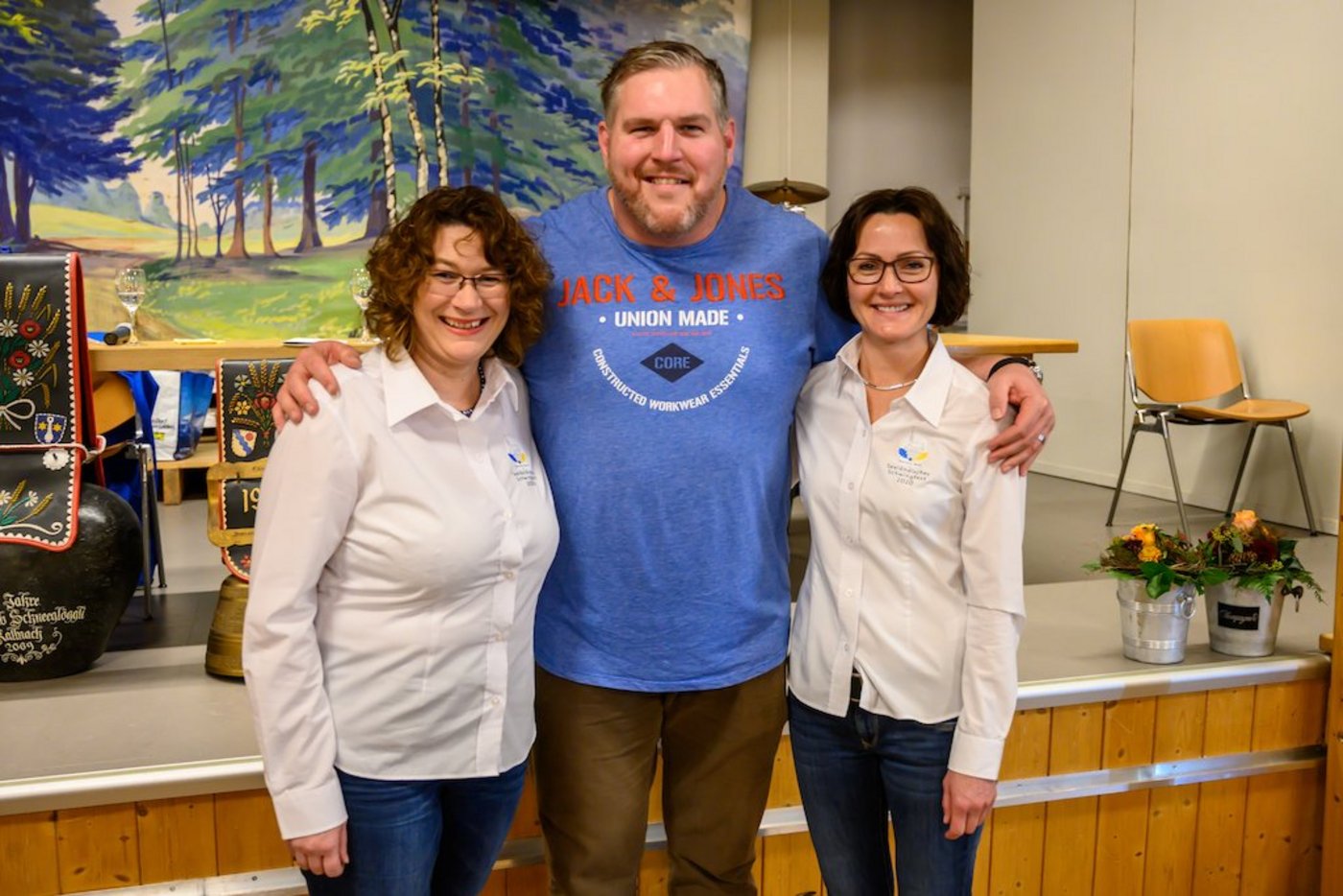 Die Vorfreude bei Lokalmatador und Schwingerkönig Christian Stucki und den OK-Frauen Karin Schwab (links) und Linda Rassel (rechts) ist gross. (Bild zVg)