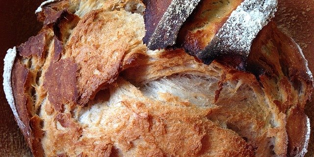 Frisch gebackenes Brot ist eine Verführung – aber bitte nicht zu schnell essen, denn erst nach längerer Zeit im Mund kommen alle Aromen zur Geltung. (Bild Pixabay)