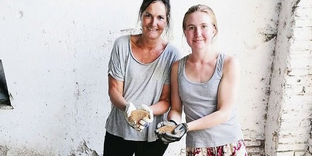 Bea und Zoé präsentieren den von Hand gesiebten und von Gerste und Hafer getrennten Leindotter. Das Saatgut reicht für 25 Hektaren. 
