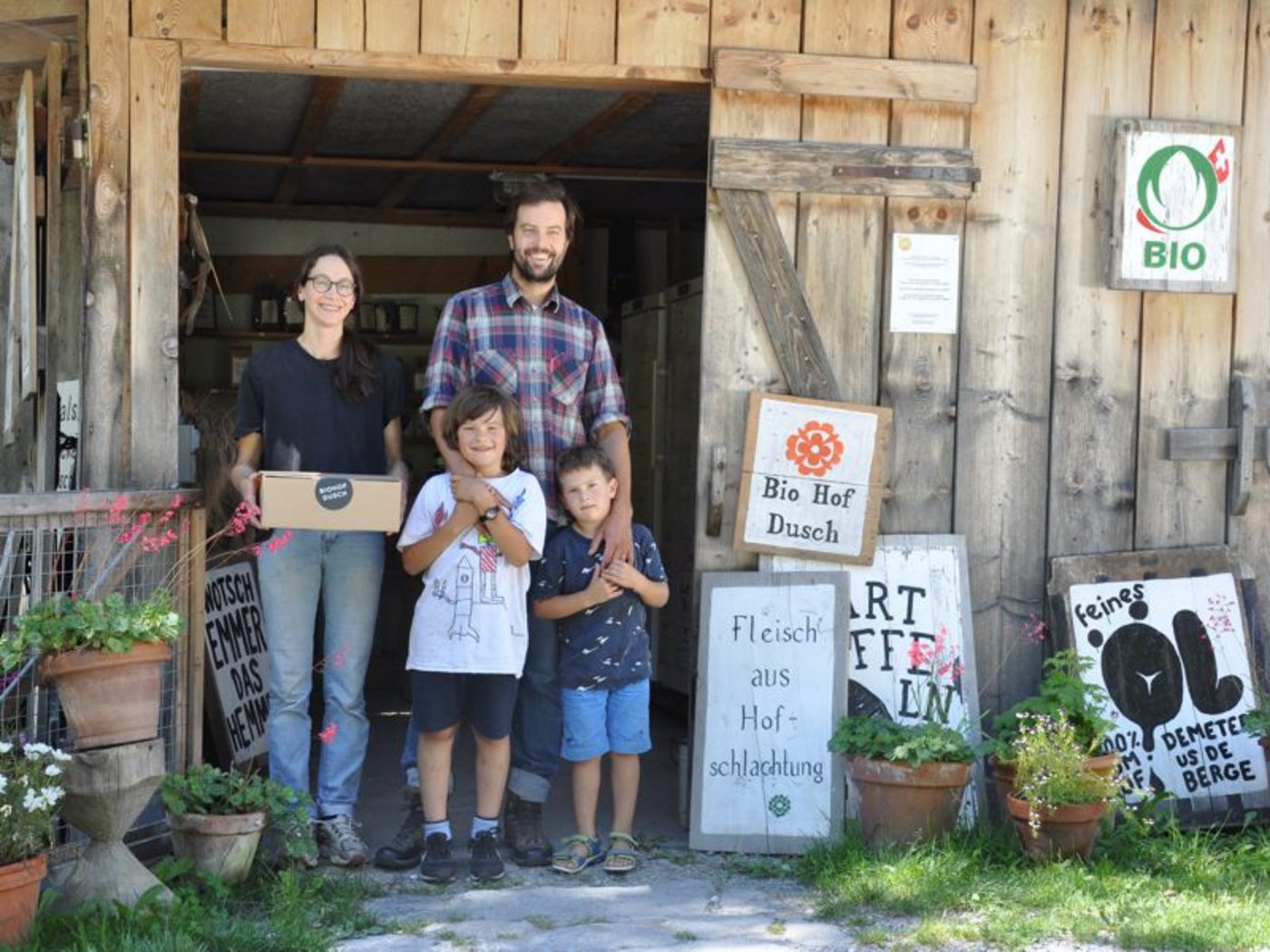Die Familie Bluniers ist für den Agropreis nominiert. Sie sind an der Entwicklung der Hoftötung beteiligt. (Bild Emmental Versicherung)
