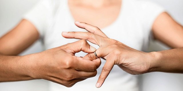 Im Falle einer Scheidung wird das während den Ehejahren erzielte Einkommen hälftig unter den Ehepartnern aufgeteilt. 