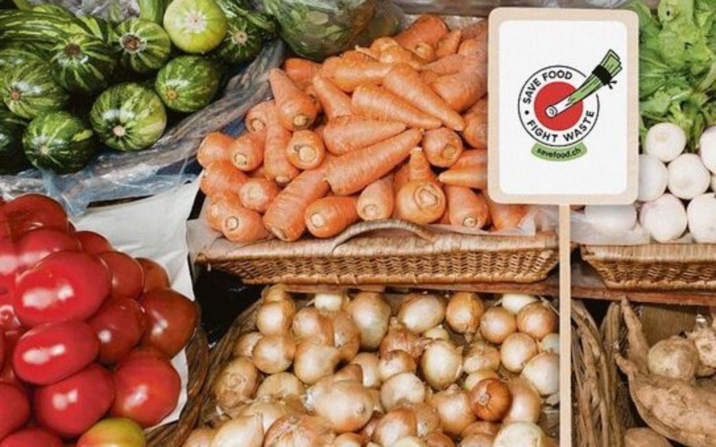 Reissender Absatz für die Gratisäpfel zweiter Klasse am Mittwochmorgen in Zürich. Mit solchen Aktionen und einem Logo für Hofläden (rechts) will der SBV die Konsumenten für den Kampf gegen Foodwaste sensibilisieren.