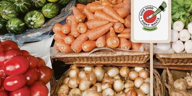 Reissender Absatz für die Gratisäpfel zweiter Klasse am Mittwochmorgen in Zürich. Mit solchen Aktionen und einem Logo für Hofläden (rechts) will der SBV die Konsumenten für den Kampf gegen Foodwaste sensibilisieren.