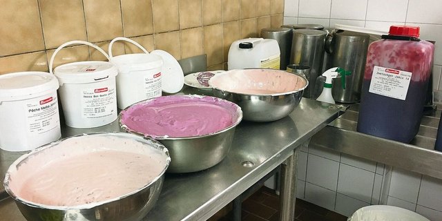 Einmal wöchentlich werden zehn verschiedene Joghurtsorten aus Schafsmilch hergestellt und produziert.