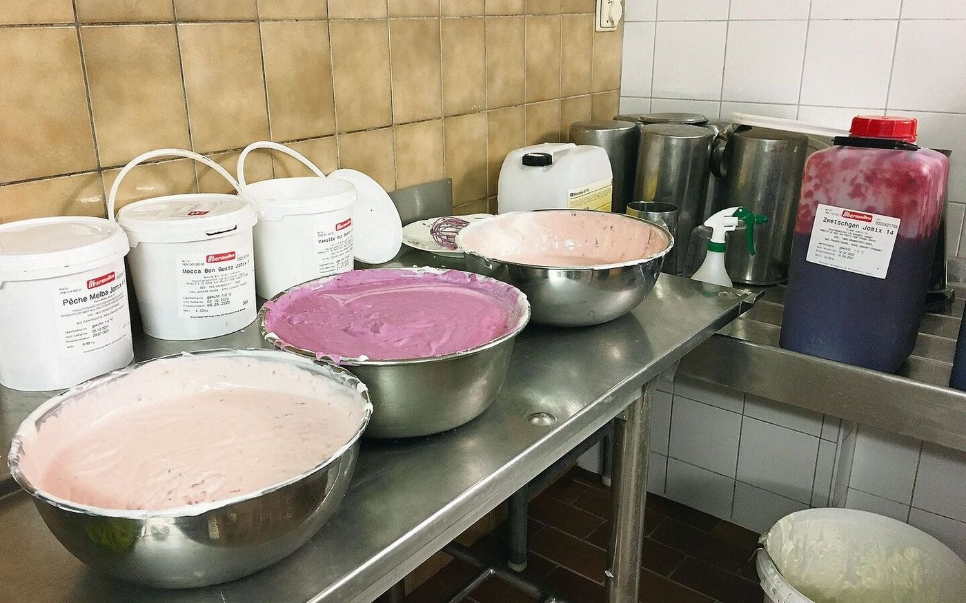 Einmal wöchentlich werden zehn verschiedene Joghurtsorten aus Schafsmilch hergestellt und produziert.