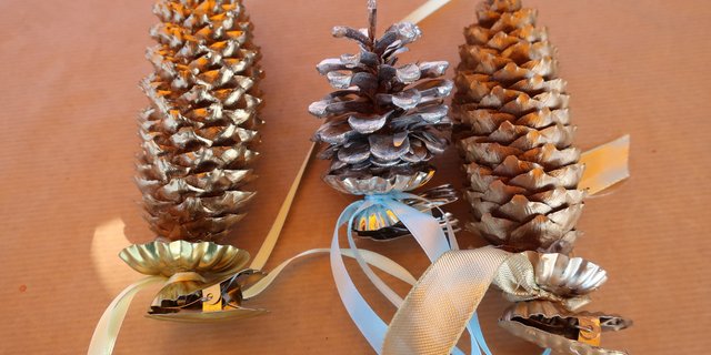 Wem gekaufter Weihnachtsschmuck zu kitschig ist, kann aus Zapfen ganz einfach etwas basteln. (Bilder et)