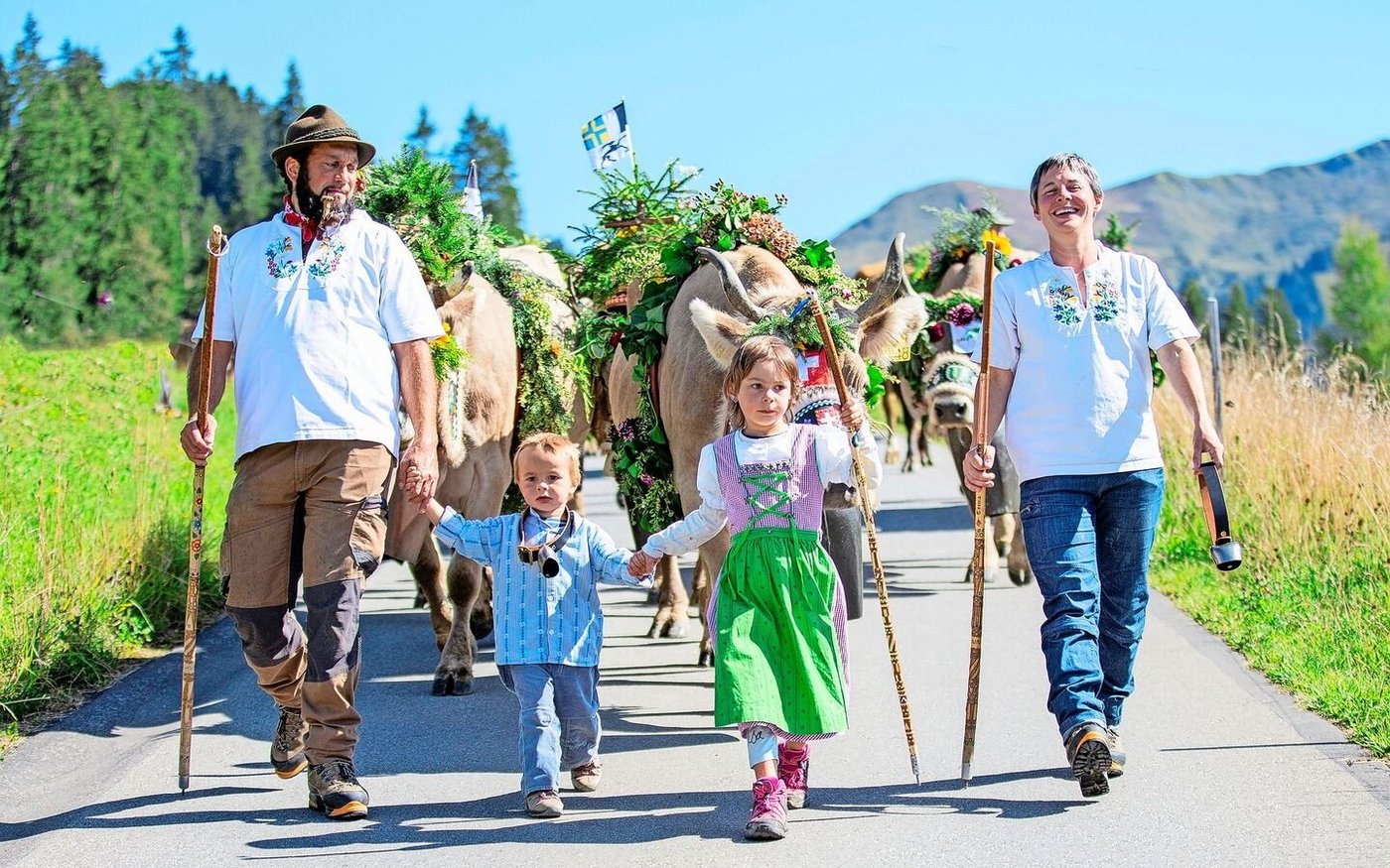 Zufrieden und stolz marschieren Corina Blöchlinger und ihre Familie ins Tal. Sie verbringen ihre Alpsommer auf der Alp Valpun im Prättigau.