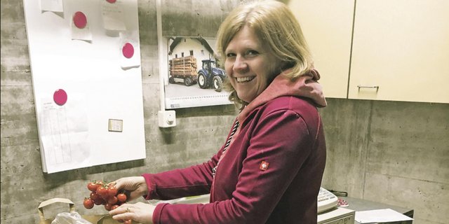 Corinne Heuberger packt Gemüse für die Lieferungen ab. Sie und ihr Mann haben, wie viele andere, eine Alternative zum Wochenmarkt aufgebaut. (Bild zVg)