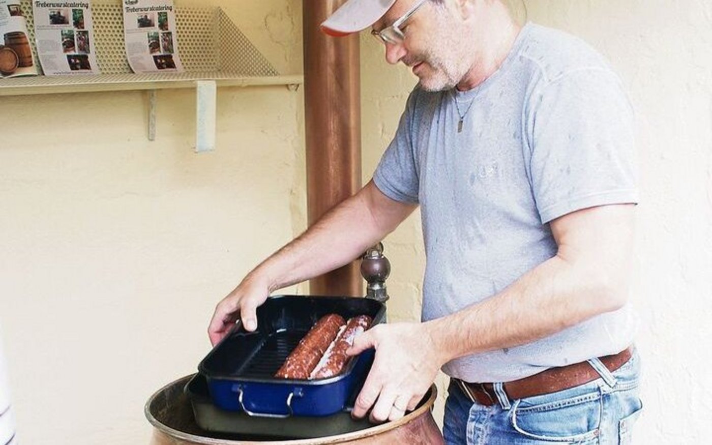 Ohne Haut garen die Würste von Martin Mürset auf einem mit Marc angereicherten Rotwein-Treber.