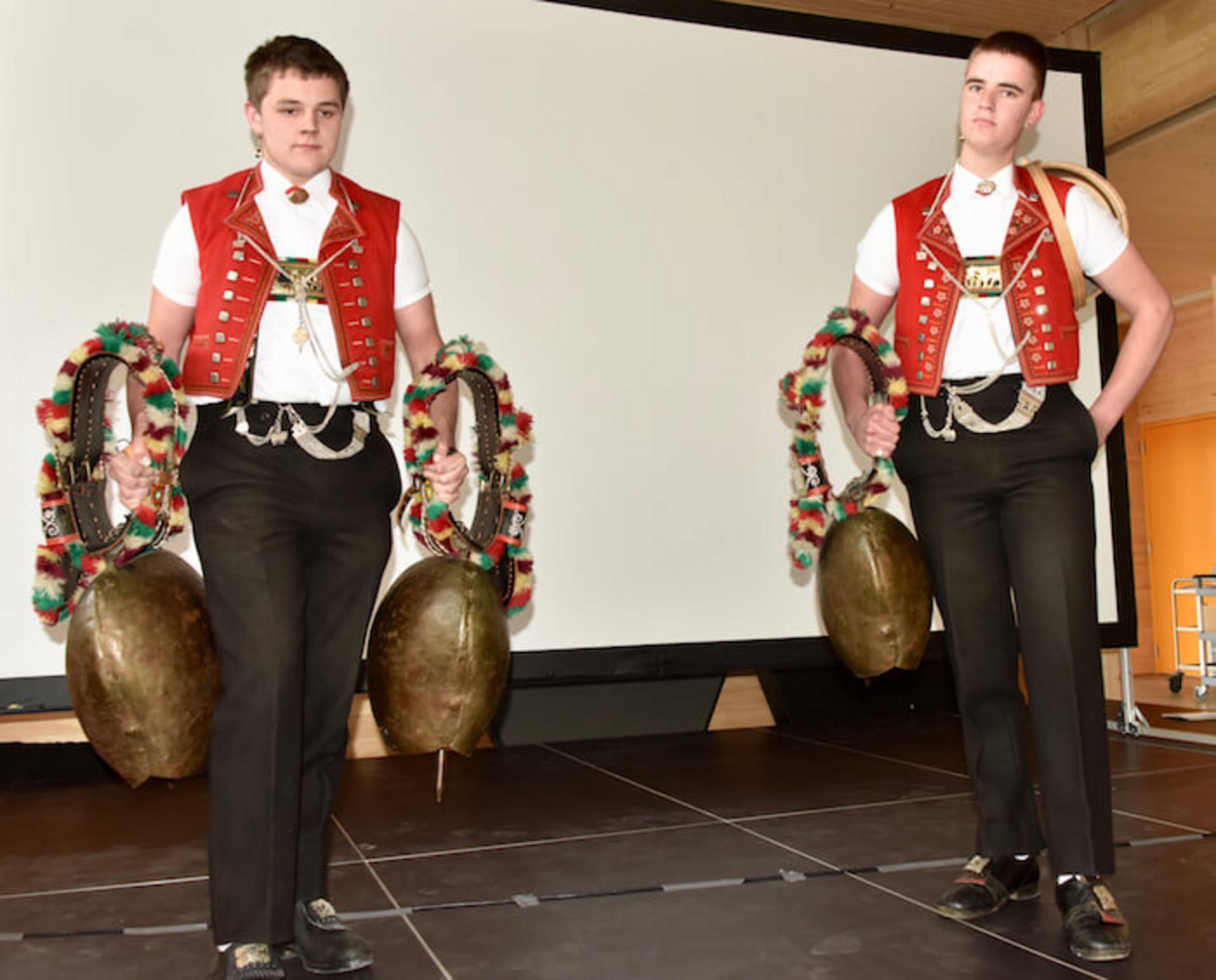 Die beiden Schellner – derzeit in der Ausbildung zum Landwirt – brachten die drei Schellen mit den traditionellen Klängen in den schönen grossen Raum. (Bild Heidy Beyeler)