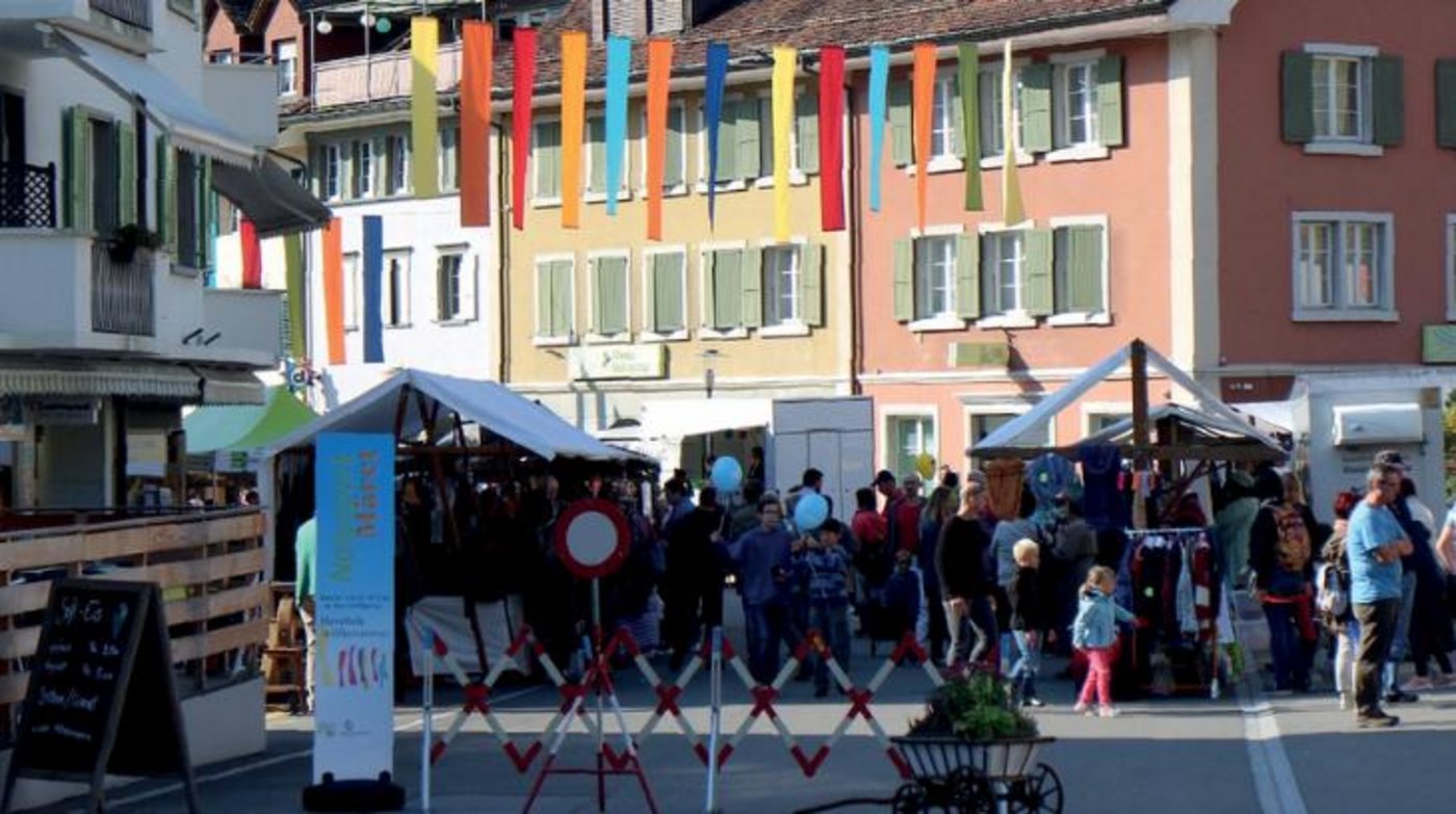 Die bunten Marktfahnen in der Balsthaler Goldgasse werden auch in der angepassten Ausgabe 2021 des Naturpark Märets nicht fehlen. (Bild Naturpark Märet)
