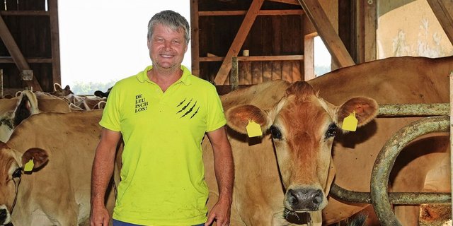 Jürg Sprenger inmitten seiner Jersey-Milchkühe. 350 000 kg Milch produziert die 83-köpfige Herde im Jahr, mit Vollweide, Heu und ohne Kraftfutter. In den Stall gehen die Tiere im Sommer nur, um der Mittagshitze zu entfliehen. 