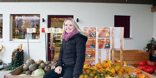 Corina Krauer arbeitet Vollzeit auf dem Ludihof in Benken. Der Betrieb wird in dritter Generation von Familie Schuler geführt. Zum Angebot des Ladens gehören unter anderem Fleisch und hausgemachte Teigwaren.