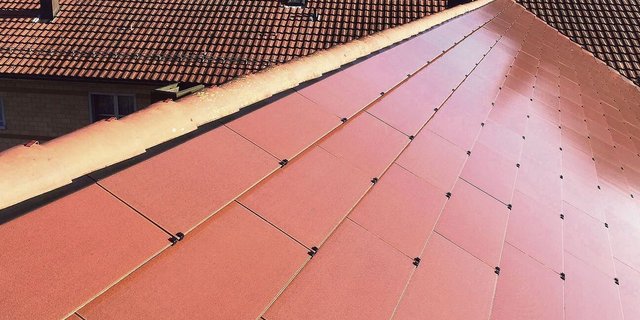 Der Solarziegel «Match» des Schweizer Solarherstellers Megasol lässt sich problemlos in ein bestehendes Ziegeldach einfügen.