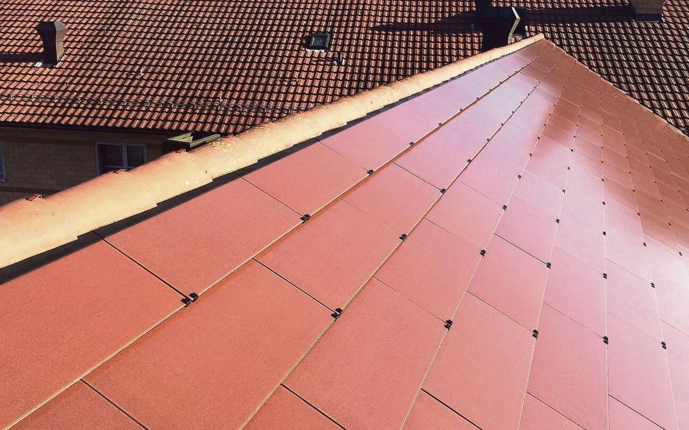 Der Solarziegel «Match» des Schweizer Solarherstellers Megasol lässt sich problemlos in ein bestehendes Ziegeldach einfügen.
