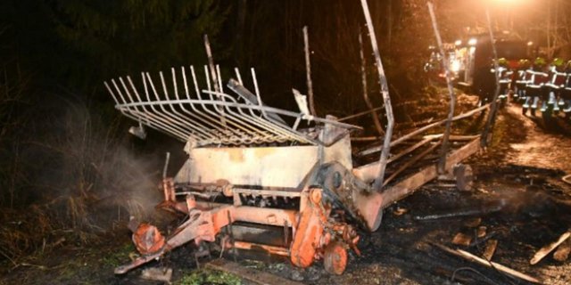 Am Mittwoch, 12. Februar, wurde dieser Ladewagen in Brand gesetzt. Der Täter stellte sich nun der Polizei. (Bild Polizei Schweiz)
