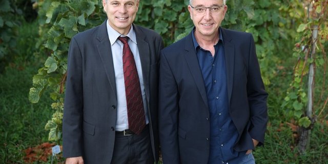 Volkswirtschaftsdirektor Christoph Ammann und Martin Hubacher, Berner Winzer des Jahres 2018. (Marco Zanoni)