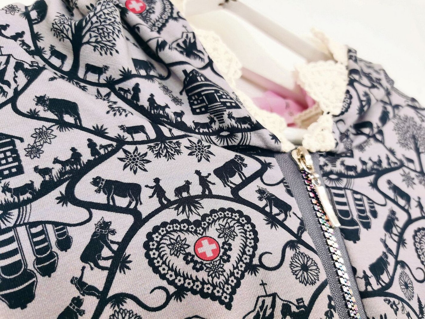 Scherenschnittstoffe sind beliebt – hier an einer Damen-Jacke. Mehr unter: aquadrat-engel.jimdofree.com.