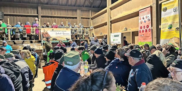 300 Bäuerinnen und Landwirte fanden den Weg zum Hof Hess in Lauperswil oberhalb von Bäretswil. Aufgrund des nasskalten Wetters waren alle froh, in der Scheune den Abend ausklingen zu lassen. 