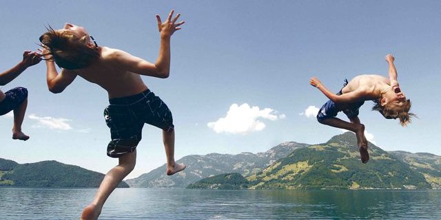 Das Baden in den Schweizer Gewässern ist anders als vielerorts im Ausland ein flächendeckend mögliches Vergnügen, trotzdem sorgt sich ein Teil der Bevölkerung um deren Sauberkeit. (Bild Keystone)
