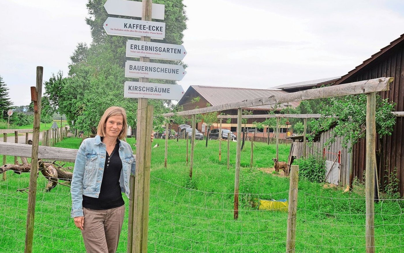 Caroline Barth lebt und arbeitet in einer Generationengemeinschaft in Altnau am Bodensee. Der Hof produziert Äpfel und ist für Ferienaufenthalte und Anlässe beliebt.    