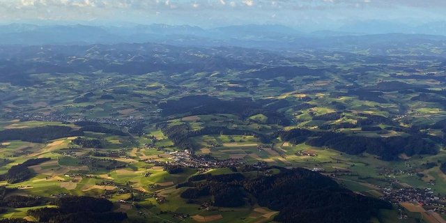 Blick aus der Vogelperspektive vom Mittelland Richtung Alpen: Die Fruchtfolgeflächen nehmen auch aufgrund des grossen Siedlungsdruckes ab. 