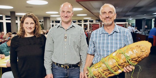 Die Genossenschafter wählten Fiona Bührer in die Verwaltung, sie ersetzt Walter Monhart (rechts). Präsident Leo Schmid (Mitte) wurde einstimmig wiedergewählt.