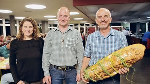 Die Genossenschafter Die Genossenschafter wählten Fiona Bührer in die Verwaltung, sie ersetzt Walter Monhart (rechts). Präsident Leo Schmid (Mitte) wurde einstimmig wiedergewählt.
