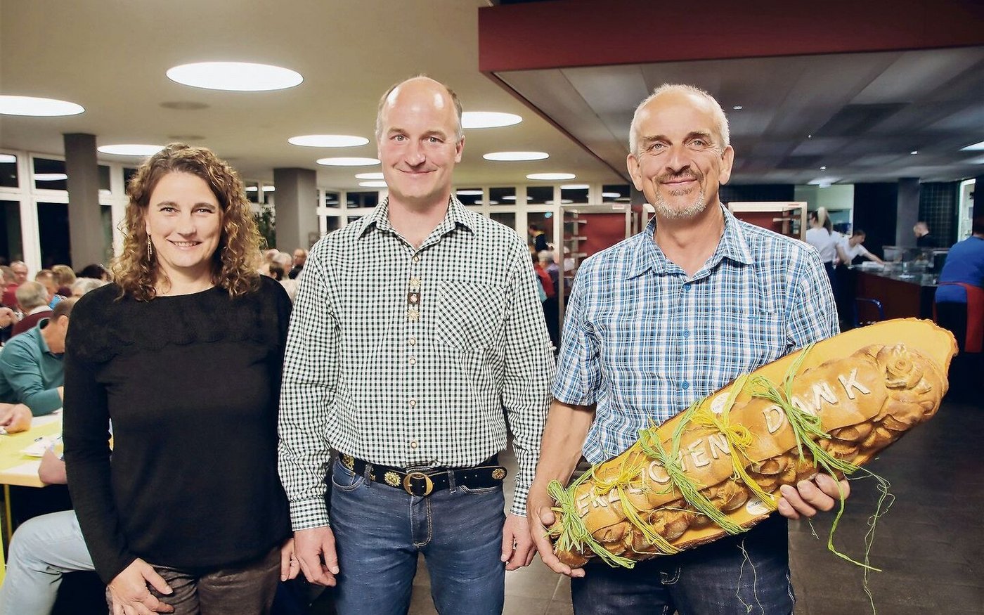 Die Genossenschafter wählten Fiona Bührer in die Verwaltung, sie ersetzt Walter Monhart (rechts). Präsident Leo Schmid (Mitte) wurde einstimmig wiedergewählt.