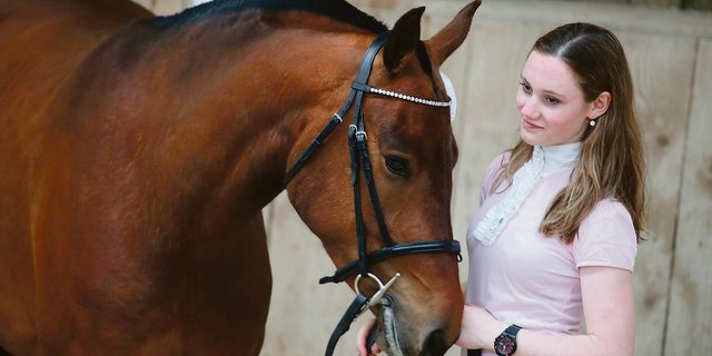 Novelia VH an der Hand von Diana, der Tochter von Anna Neuenschwander. Die Stute wurde aufgrund von Lahmheit disqualifiziert. Ein Tierarzt konnte aber keine solche feststellen. (Bild zVg)