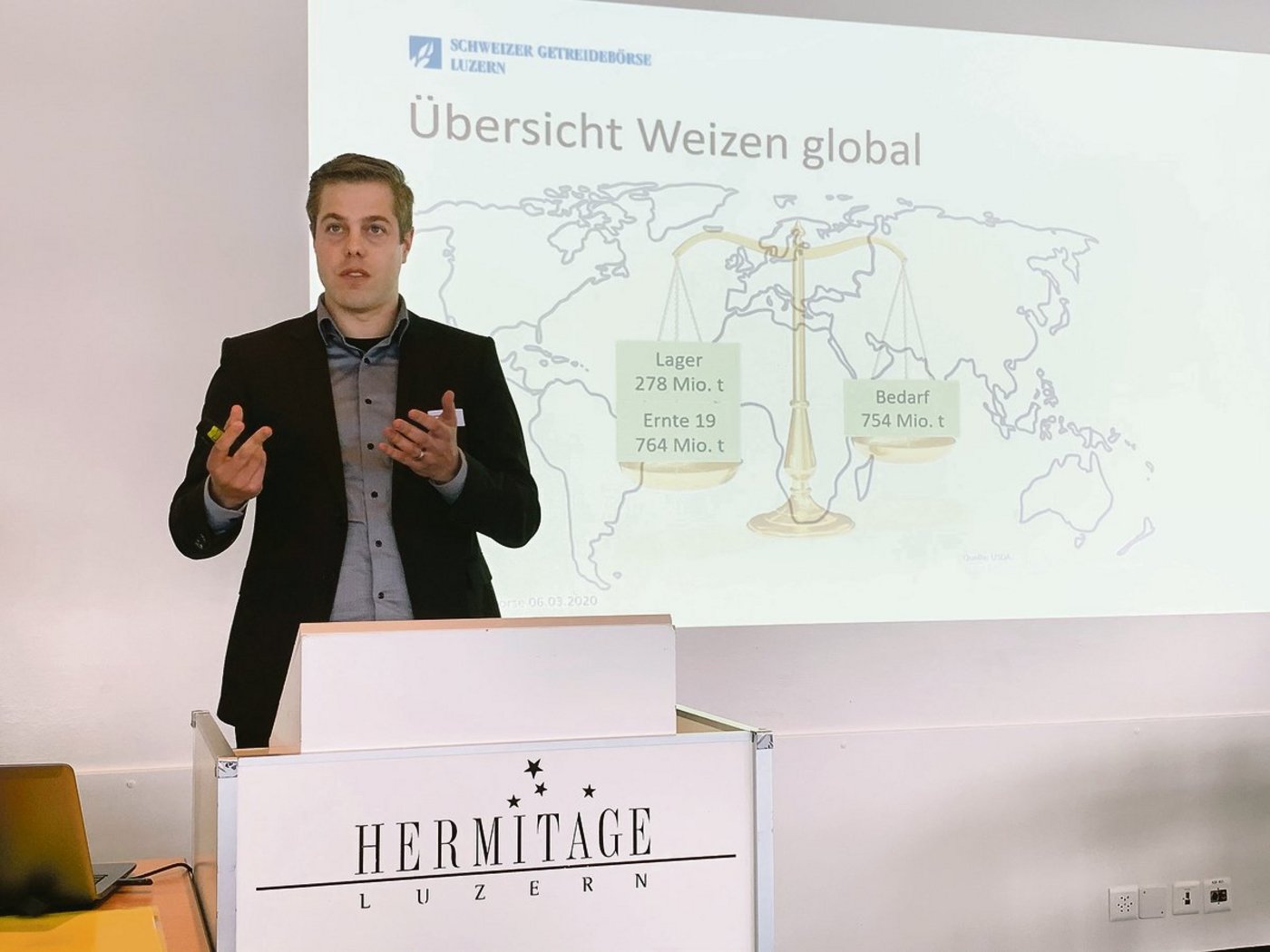 Markus Arnold von der Fenaco erläuterte an der Generalversammlung der Getreidebörse Luzern den aktuellen globalen Weizenmarkt. (Bild Josef Scherer)