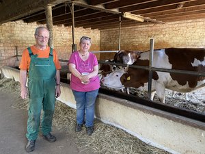 Die Fliegen kommen! – Es ist höchste Zeit zur Bekämpfung Zur Bekämpfung von Stallfliegen setzen Arthur und Ruth Leimgruber (in der Hand ein Becher mit Schlupfwespen) seit 10 Jahren Nützlinge ein. Bisher haben sie nur gute Erfahrungen gemacht. (Bilder Katrin Erfurt)