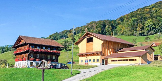 Ein vorbildliches Bauprojekt fügt sich in die Landschaft ein, knüpft an der bisherigen Architektur in der Region an – und macht lange Freude. Wie dieser Stall der Familie Burch-Jakober in Wilen OW. (Bild zVg)