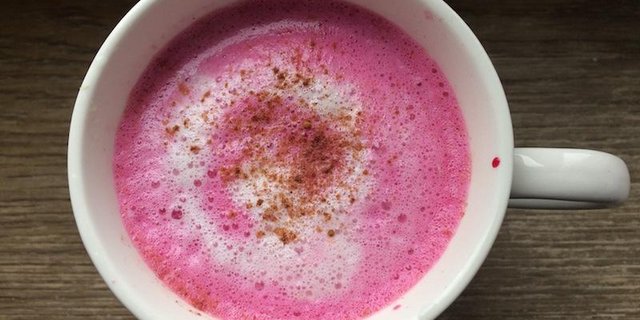 Der Pink Latte hält in der Farbe was sein Name verspricht. (Bild et)