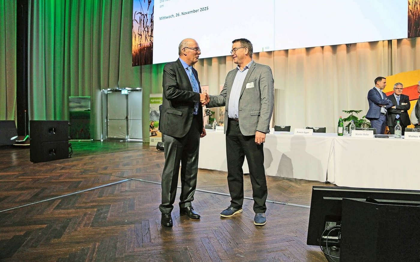 Bauernpräsident Markus Ritter wünscht Edgar Kupper viel Glück für die Wahlen.