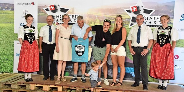 Dominik und Martin Wirth aus Mörschwil SG und ihre Familien wurden dieses Jahr für den Titel «Meisterzüchter» ausgezeichnet. Mit dem Präsidenten von Holstein Switzerland Hans Aebischer (l.) und dem Direktor Michel Geinoz (r.).