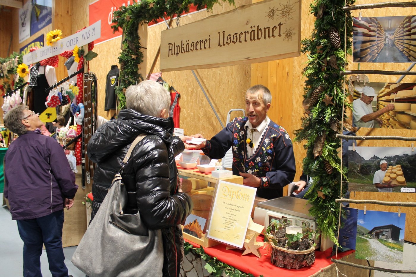 Klaus Kempf von der Alp Usser Äbnet UR, beim Käseverkauf. (Bild Robi Kuster)