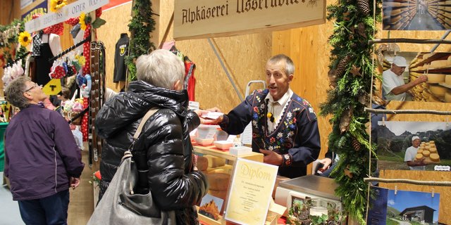 Klaus Kempf von der Alp Usser Äbnet UR, beim Käseverkauf. (Bild Robi Kuster)