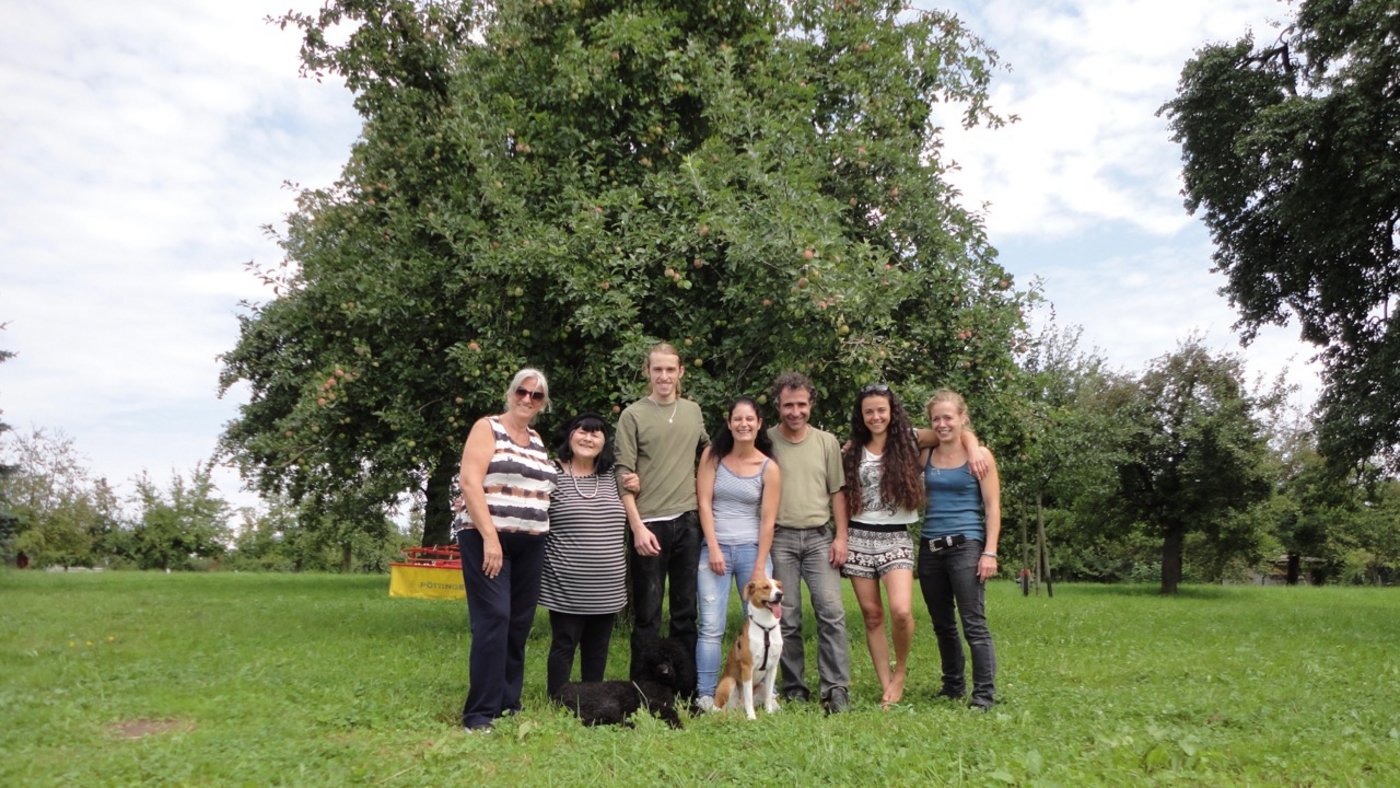 Vielseitig: Die Familie Oppikofer hat 500 Hochstammbäume, ein eigenes Restaurant, einen Hofladen, hält Legehennen und Pensionspferde. (Bild SBV) 