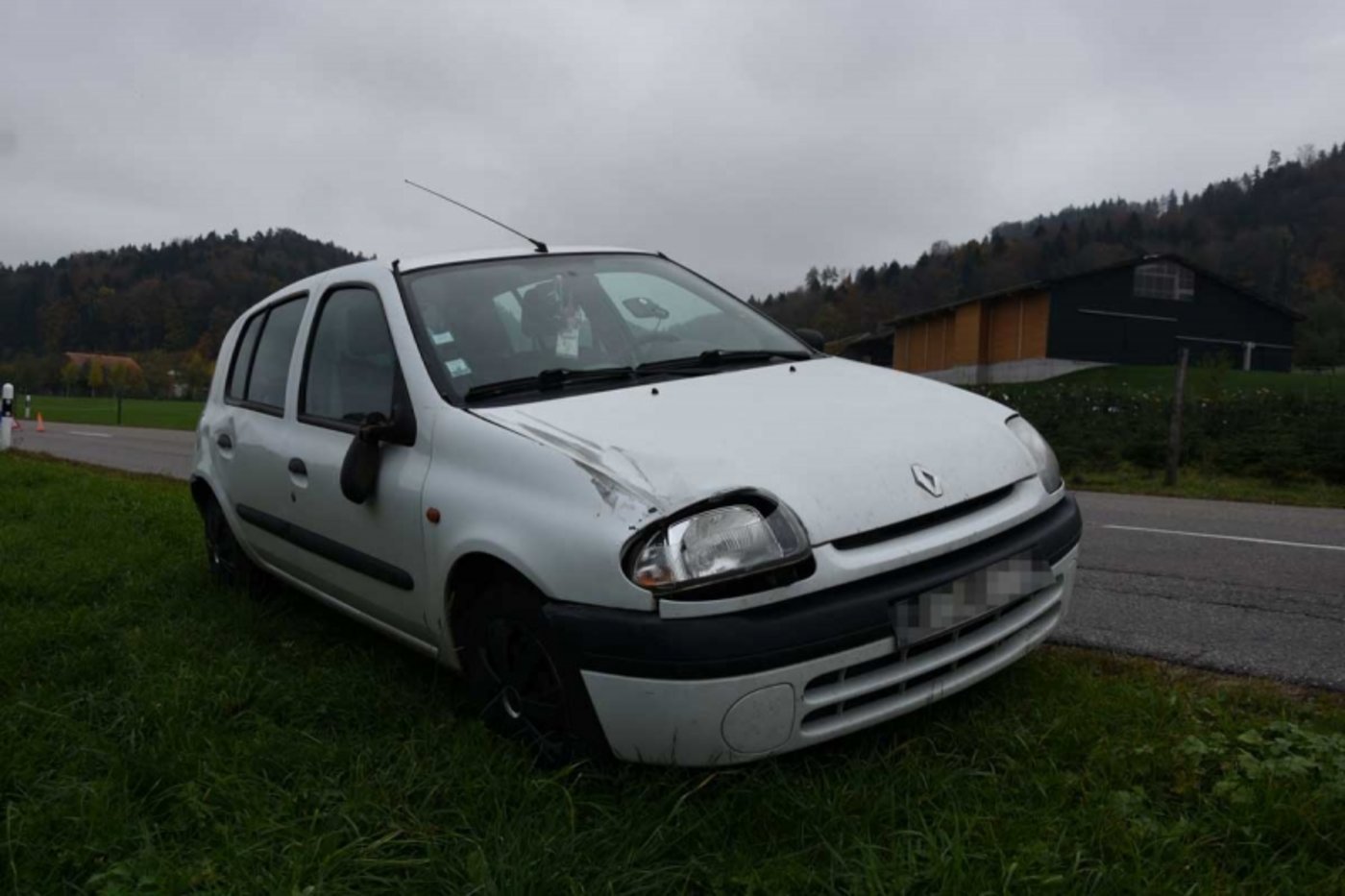 Am Auto entstand ein Sachschaden von über tausend Franken. (Bild Kapo SG)